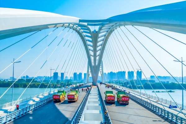 大桥进行荷载试验 (1) 大桥进行荷载试验 (1)