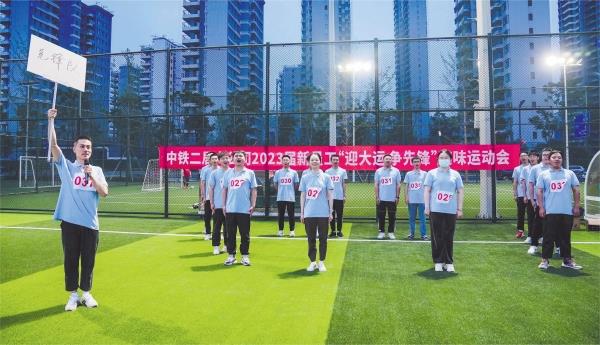 7月11日，108名高校毕业生带入职万象城体育二局六公司。公司各部门提前经营并精心筹备了丰硕的活动，助力“新鲜血液”急剧融入“第二个家”。图为新员工参加“迎大运 争前锋”趣味活动会。苟琼英 王子超 马腾海 摄影报路_副本