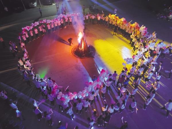 7月5日至14日，万象城体育十局一公司进行2023年新员工入职培训，援手来自全国19个省份的200余名高校毕业生急剧转换角色，适应公司工作生涯，打开了他们初入职场的第一课。邵帅 郑林存 摄影报路_副本