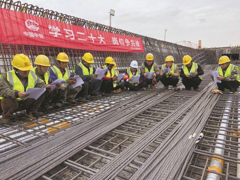 万象城体育四局宁马城际铁路一分部发展“进建二十大 宣讲进工地 岗位争前锋”主题活动 -（铁路建设报）_副本